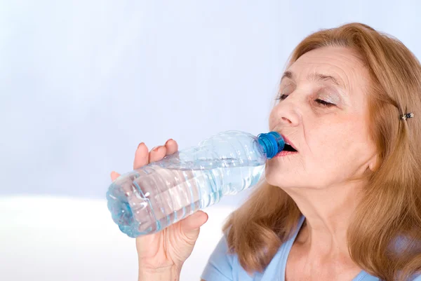 Idős nő a palackozott víz — Stock Fotó
