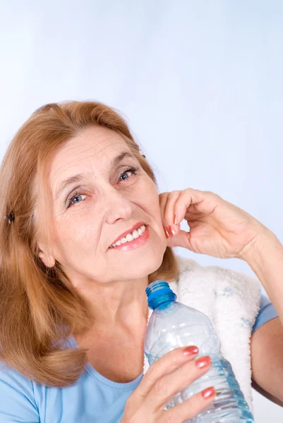 Old woman with bottle of water — Stock Photo, Image