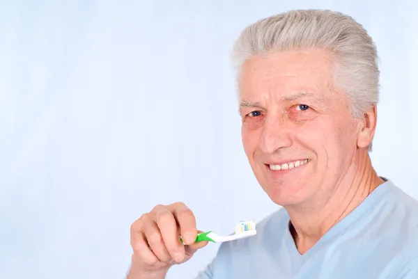 Alter Kerl putzt Zähne — Stockfoto