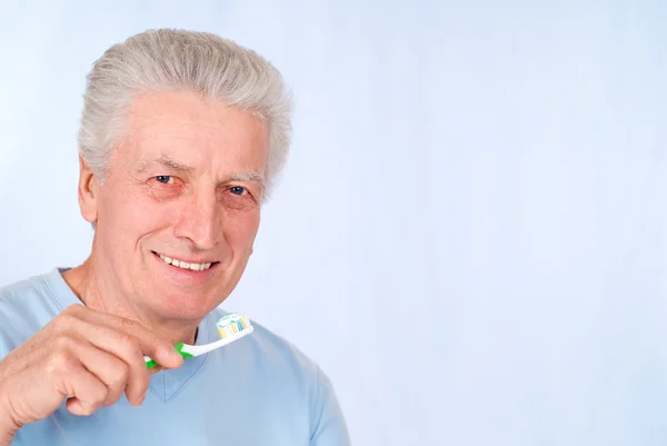 Äldre kille borstar tänderna — Stockfoto