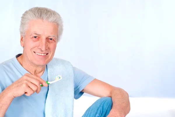 Yaşlı adam diş fırçaları — Stok fotoğraf