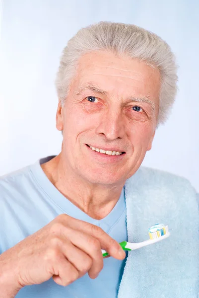 Viejo tipo cepillándose los dientes — Foto de Stock