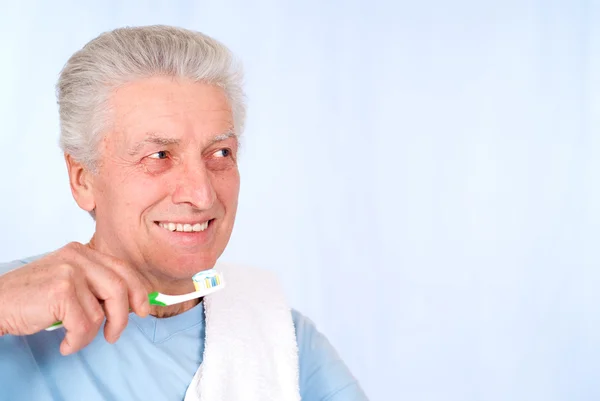 Oude man tanden poetsen — Stockfoto