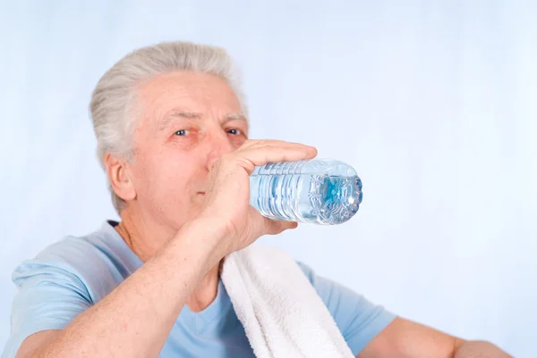 El viejo bebe agua. —  Fotos de Stock