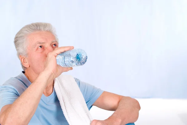 Old man drinks water — Stock Photo, Image