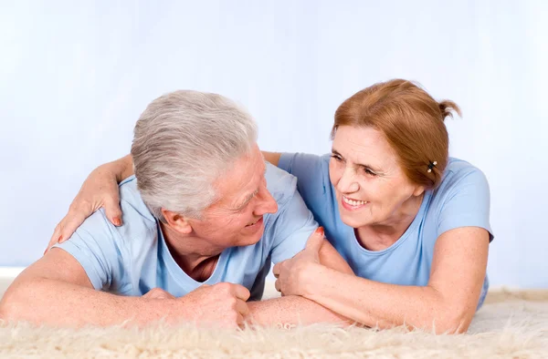 Old couple on carpet — Stock Photo, Image