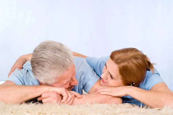Oude paar op tapijt — Stockfoto