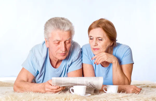 Velho casal ler jornal — Fotografia de Stock