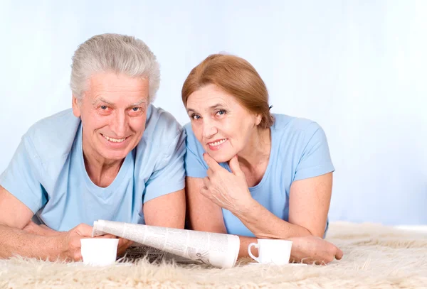 Old couple reading newspaper — Stock Photo, Image