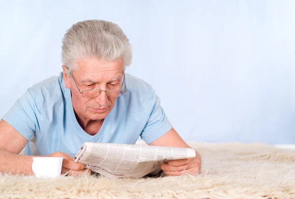Old man with newspaper — Stock Photo, Image