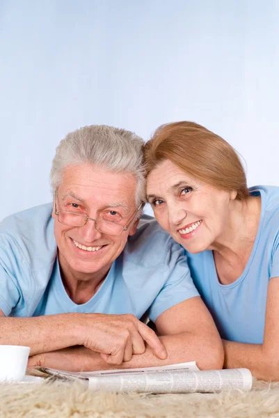 Gelukkige oude paar met krant — Stockfoto