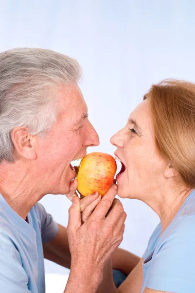 Vieux couple avec pomme — Photo