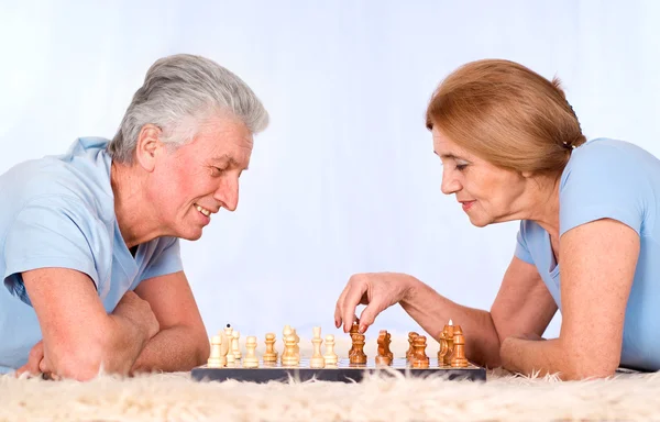 Old couple playing chess — Stock Photo, Image