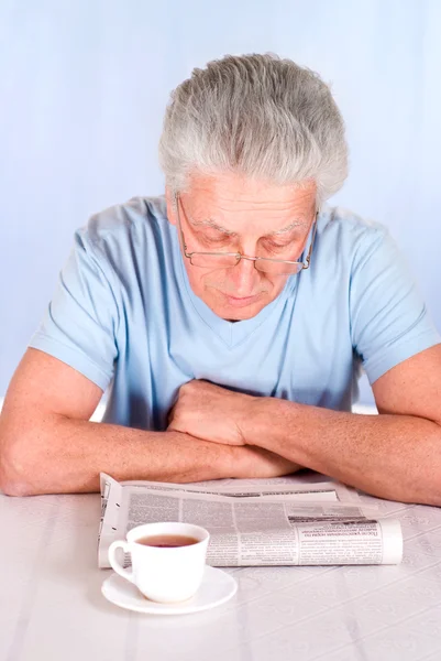 Old guy reading newspaper — Stock Photo, Image