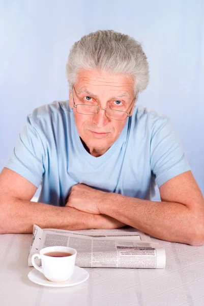 Old guy reading newspaper — Stock Photo, Image