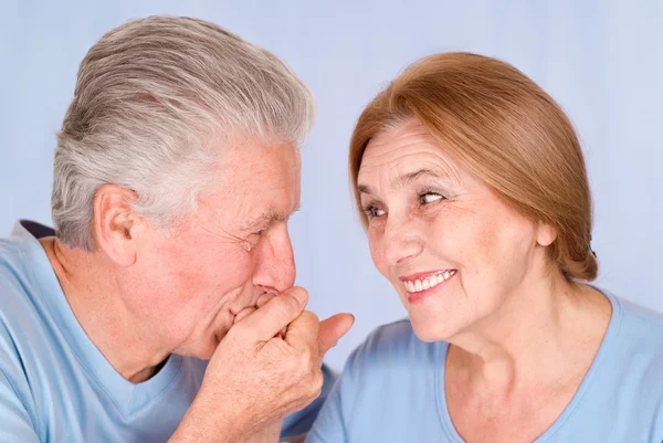 Oude man kussen hand — Stockfoto
