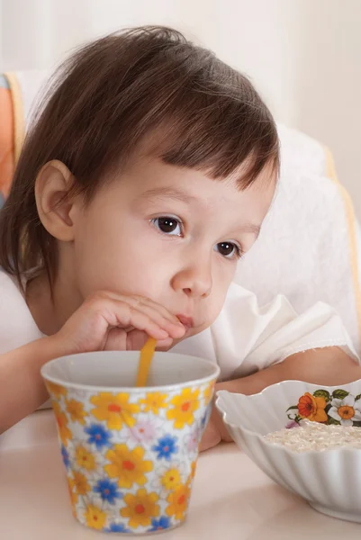 Κοριτσάκι που τρώει — Φωτογραφία Αρχείου