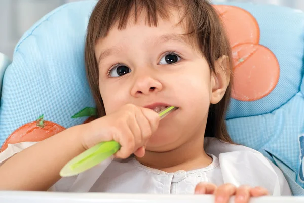 Маленькая девочка чистит зубы — стоковое фото