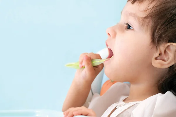 Маленькая девочка чистит зубы — стоковое фото