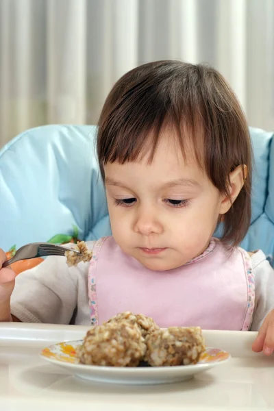 Pequena criança branca come na mesa — Fotografia de Stock