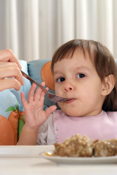 Lilla kaukasiska poppet äter vid bordet — Stockfoto