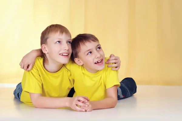 Zwei kleine Jungen — Stockfoto
