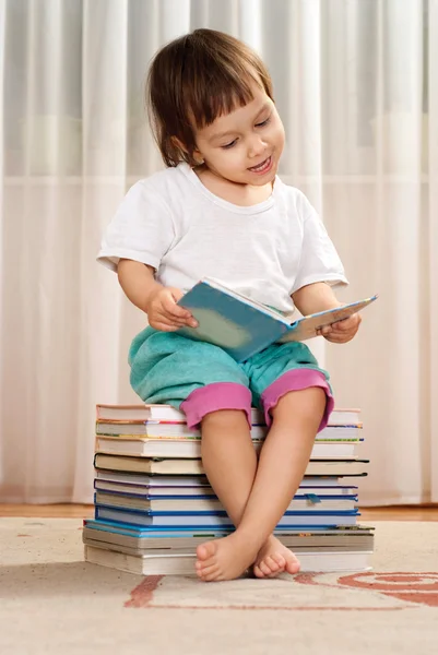 Klein meisje een boeken — Stockfoto