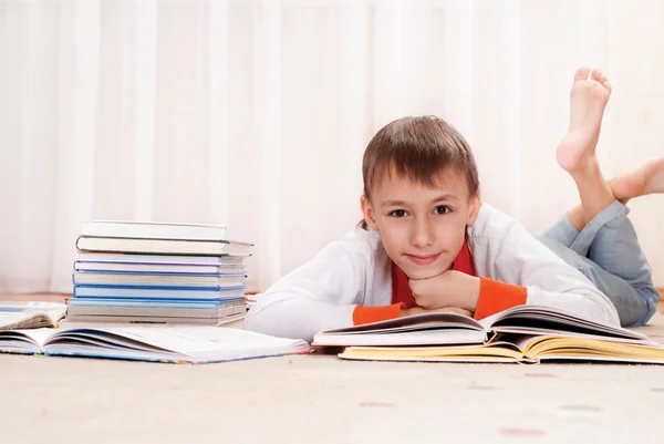 Mladý chlapec s knihami — Stock fotografie