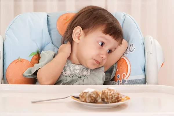 Küçük kız yemek — Stok fotoğraf