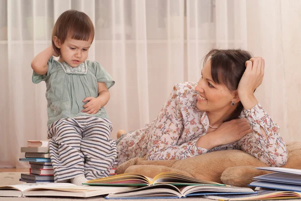 Mutter mit Tochter und Büchern — Stockfoto
