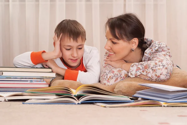Mutter mit Sohn und Büchern — Stockfoto