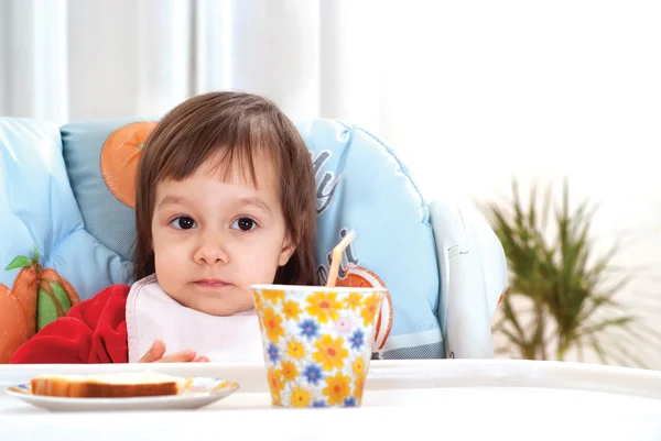 Kahvaltıda küçük kız — Stok fotoğraf
