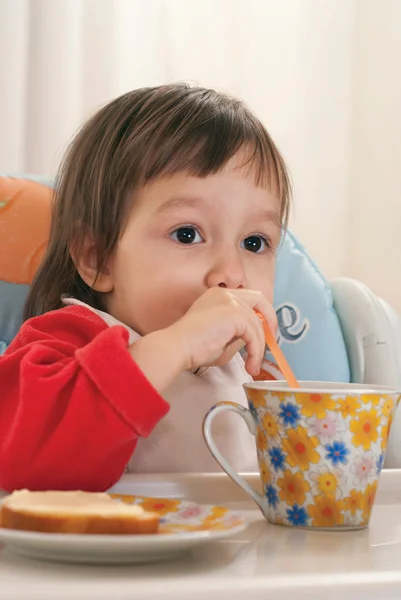 Маленькая девочка за завтраком — стоковое фото