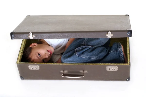 Chłopiec w walizce — Zdjęcie stockowe