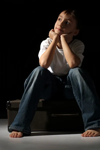 スーツケースの上に座って美しい白人の少年 — ストック写真