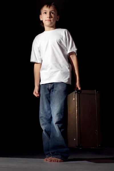 Hermoso chico caucásico de pie con una maleta —  Fotos de Stock