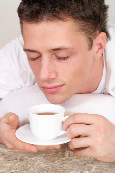 Ładny facet z herbaty — Zdjęcie stockowe