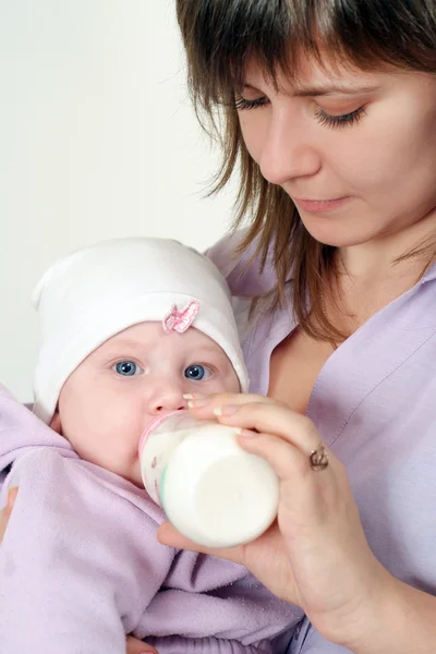 年轻妈妈喂养宝宝 — 图库照片