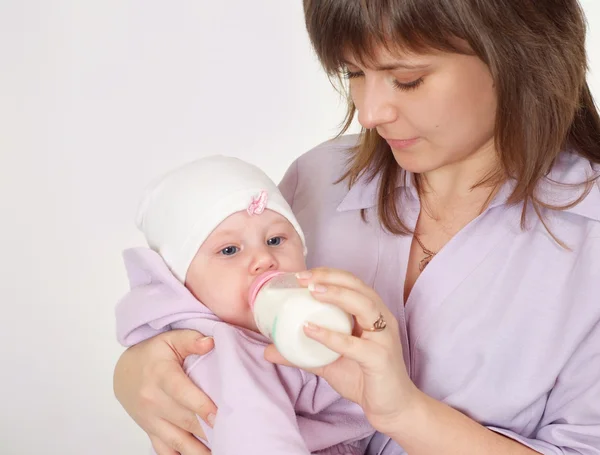 Junge Mutter füttert Baby — Stockfoto