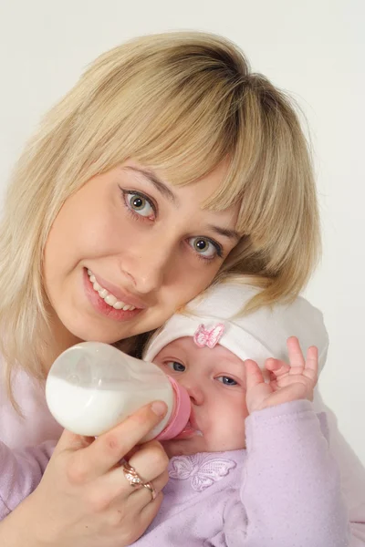 Mamma utfodring baby — Stockfoto
