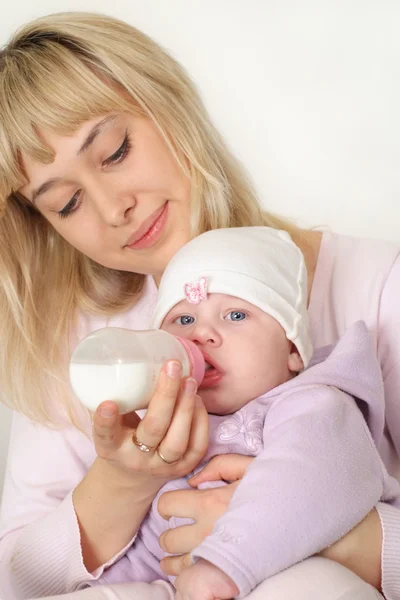 Moeder voedende baby — Stockfoto