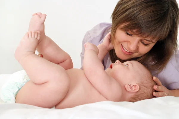 Chica con pequeño bebé — Foto de Stock