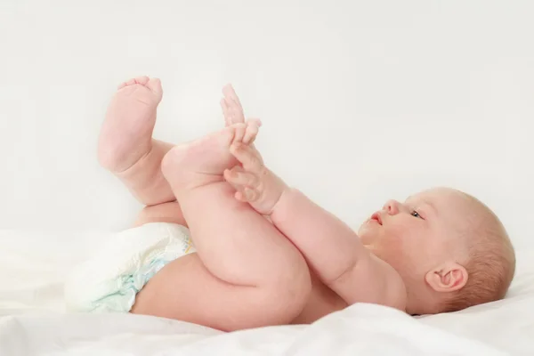 Bambino piccolo sdraiato — Foto Stock