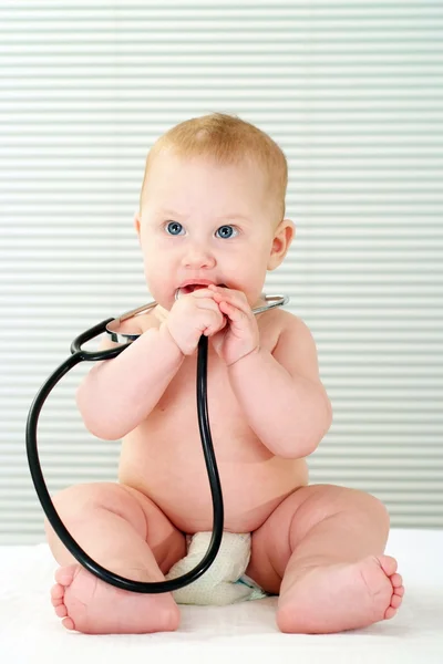 Baby med stetoskop — Stockfoto