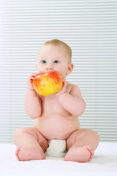 Bebê e maçã — Fotografia de Stock