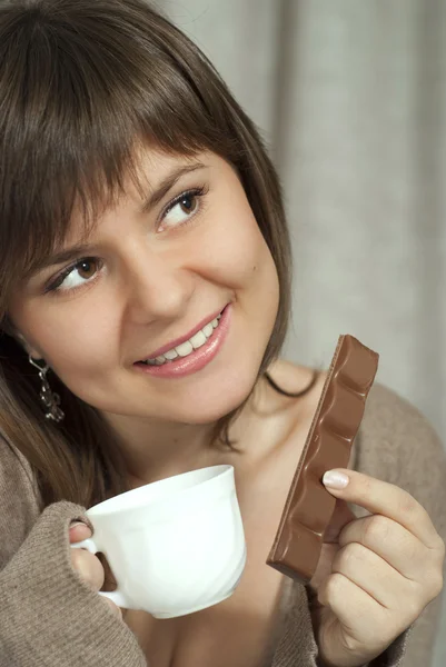 Τύχη όμορφη κοπέλα που κρατά στο ένα χέρι και ένα φλυτζάνι της σοκολάτας — Φωτογραφία Αρχείου