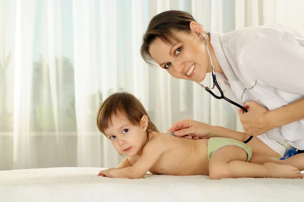 Zdravotní sestra s malou holčičku — Stock fotografie