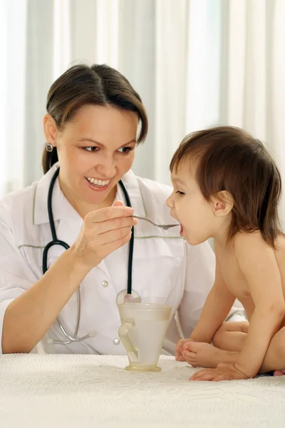 Pielęgniarki z małą dziewczynką — Zdjęcie stockowe