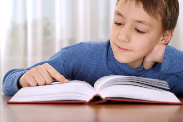 Ładny mały chłopiec czytanie — Zdjęcie stockowe