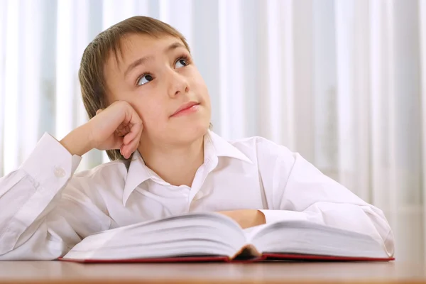 Liten pojke läser — Stockfoto